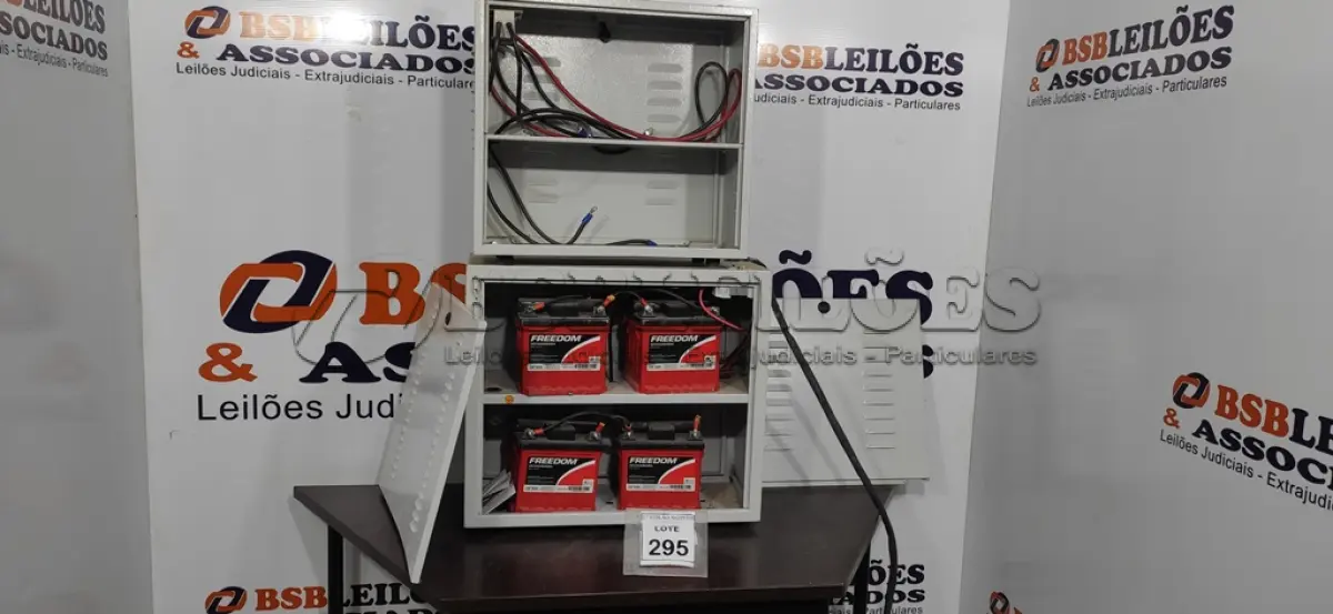 LOTE 295 - 01 BANCO DE BATERIA COM 04 BATERIA E 01 BANCO DE BATERIA VAZIO. (NO ESTADO) ATENÇÃO! FAZER A VISITAÇÃO ANTES DE ARREMATAR, NÃO SABEMOS SE FUNCIONA, LEILÃO NÃO TEM GARANTIA E NEM DEVOLUÇÃO, SUJEITO A POSSÍVEIS AVARIAS VISÍVEIS/OCULTAS E/OU AUSÊNCIA DE COMPONENTES.