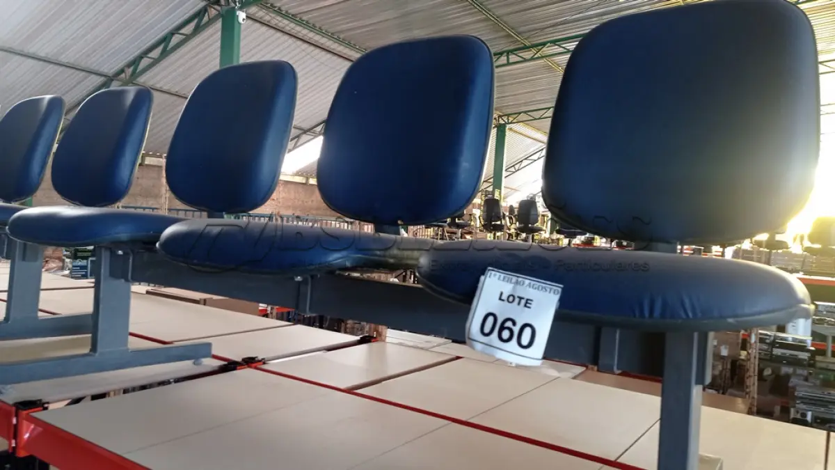 LOTE 060 - 01 LONGARINA COM 03 LUGARES. (NO ESTADO) ATENÇÃO! FAZER A VISITAÇÃO ANTES DE ARREMATAR, NÃO SABEMOS SE FUNCIONA. LEILÃO NÃO TEM GARANTIA E NEM DEVOLUÇÃO, SUJEITO A POSSÍVEIS AVARIAS VISÍVEIS/OCULTAS E/OU AUSÊNCIA DE COMPONENTES.