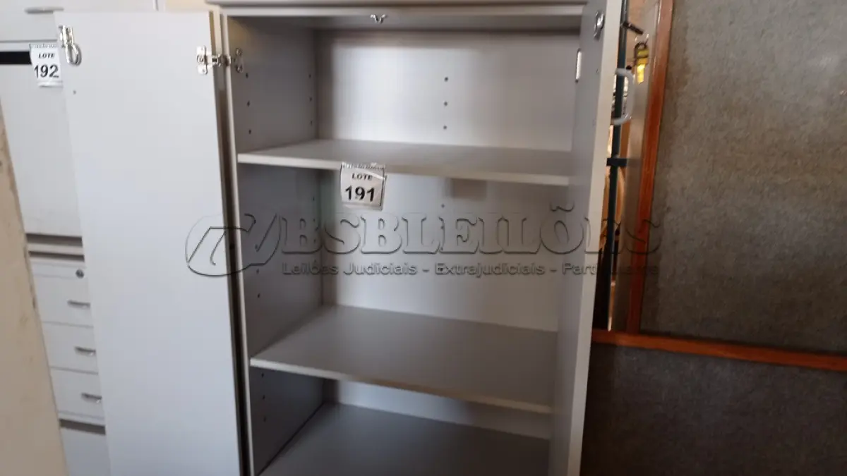 LOTE 191 - 01 ARMÁRIO ALTO 02 PORTAS COM TRANCA. (NO ESTADO) ATENÇÃO! FAZER A VISITAÇÃO ANTES DE ARREMATAR, NÃO SABEMOS SE FUNCIONA. LEILÃO NÃO TEM GARANTIA E NEM DEVOLUÇÃO, SUJEITO A POSSÍVEIS AVARIAS VISÍVEIS/OCULTAS E/OU AUSÊNCIA DE COMPONENTES.