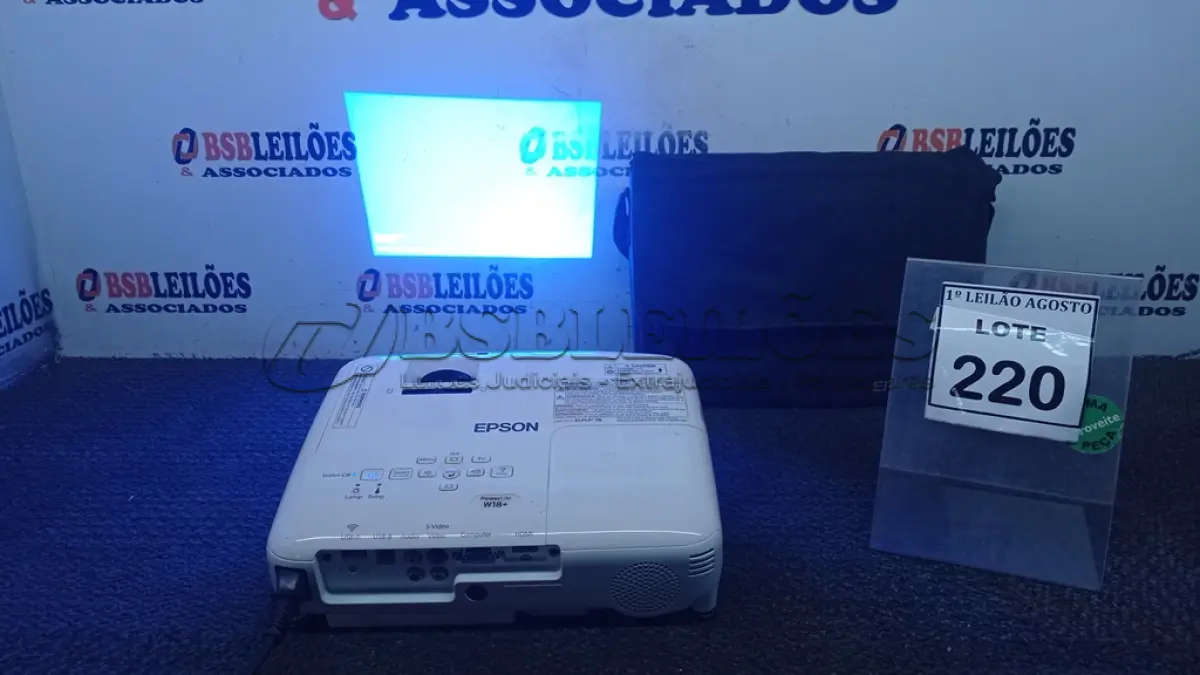 LOTE 220 - 01 PROJETOR COM CASE MARCA EPSON. (NO ESTADO) ATENÇÃO! FAZER A VISITAÇÃO ANTES DE ARREMATAR, NÃO SABEMOS SE FUNCIONA. LEILÃO NÃO TEM GARANTIA E NEM DEVOLUÇÃO, SUJEITO A POSSÍVEIS AVARIAS VISÍVEIS/OCULTAS E/OU AUSÊNCIA DE COMPONENTES.