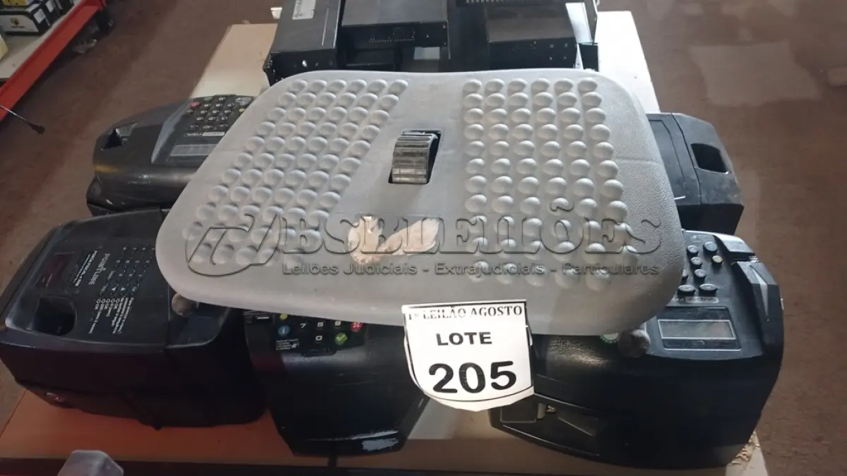 LOTE 205 - 08 RELÓGIOS DE PONTO E 01 APOIO ERGONÔMICO PARA OS PÉS. (NO ESTADO) ATENÇÃO! FAZER A VISITAÇÃO ANTES DE ARREMATAR, NÃO SABEMOS SE FUNCIONA, LEILÃO NÃO TEM GARANTIA E NEM DEVOLUÇÃO, SUJEITO A POSSÍVEIS AVARIAS VISÍVEIS/OCULTAS E/OU AUSÊNCIA DE COMPONENTES.