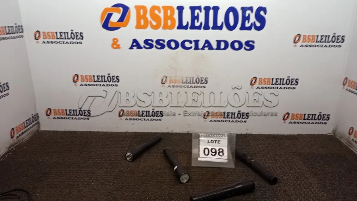 LOTE 098 - 04 LANTERNAS. (NO ESTADO) ATENÇÃO! FAZER A VISITAÇÃO ANTES DE ARREMATAR, NÃO SABEMOS SE FUNCIONA. LEILÃO NÃO TEM GARANTIA E NEM DEVOLUÇÃO, SUJEITO A POSSÍVEIS AVARIAS VISÍVEIS/OCULTAS E/OU AUSÊNCIA DE COMPONENTES.