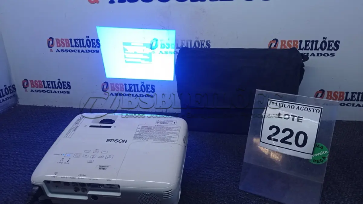 LOTE 220 - 01 PROJETOR COM CASE MARCA EPSON. (NO ESTADO) ATENÇÃO! FAZER A VISITAÇÃO ANTES DE ARREMATAR, NÃO SABEMOS SE FUNCIONA. LEILÃO NÃO TEM GARANTIA E NEM DEVOLUÇÃO, SUJEITO A POSSÍVEIS AVARIAS VISÍVEIS/OCULTAS E/OU AUSÊNCIA DE COMPONENTES.