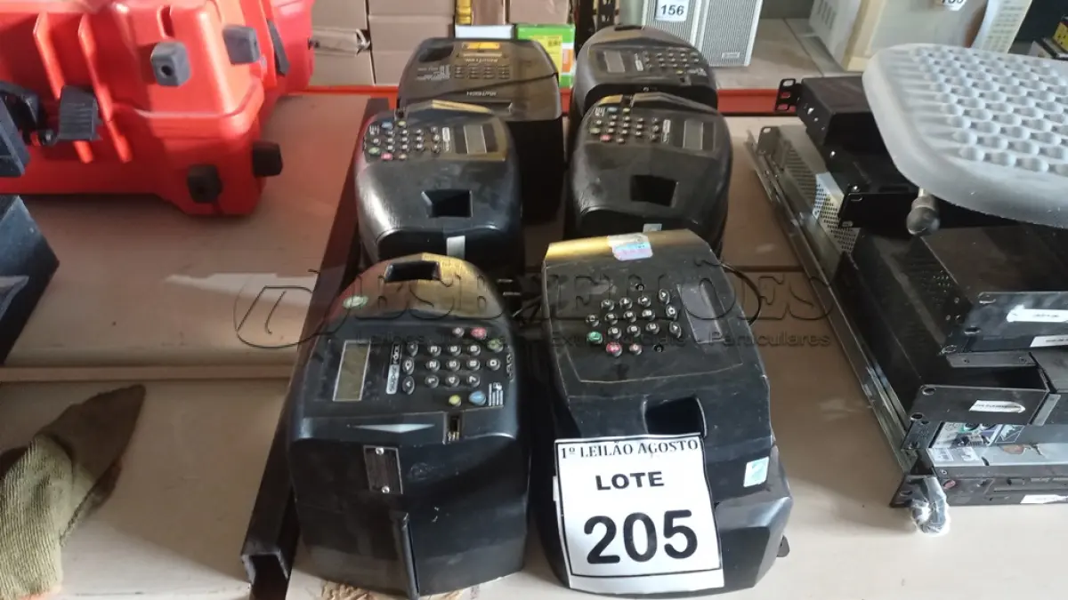 LOTE 205 - 08 RELÓGIOS DE PONTO E 01 APOIO ERGONÔMICO PARA OS PÉS. (NO ESTADO) ATENÇÃO! FAZER A VISITAÇÃO ANTES DE ARREMATAR, NÃO SABEMOS SE FUNCIONA, LEILÃO NÃO TEM GARANTIA E NEM DEVOLUÇÃO, SUJEITO A POSSÍVEIS AVARIAS VISÍVEIS/OCULTAS E/OU AUSÊNCIA DE COMPONENTES.