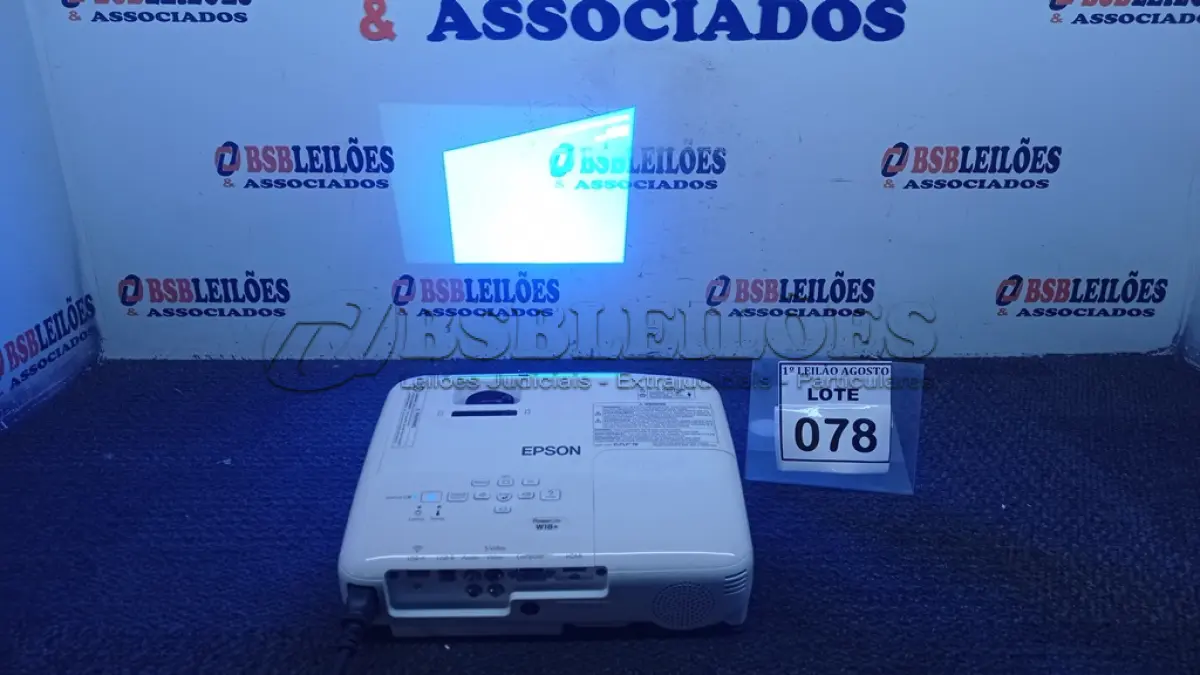 LOTE 078 - 01 PROJETOR MARCA EPSON. (NO ESTADO) ATENÇÃO! FAZER A VISITAÇÃO ANTES DE ARREMATAR, NÃO SABEMOS SE FUNCIONA. LEILÃO NÃO TEM GARANTIA E NEM DEVOLUÇÃO, SUJEITO A POSSÍVEIS AVARIAS VISÍVEIS/OCULTAS E/OU AUSÊNCIA DE COMPONENTES.
