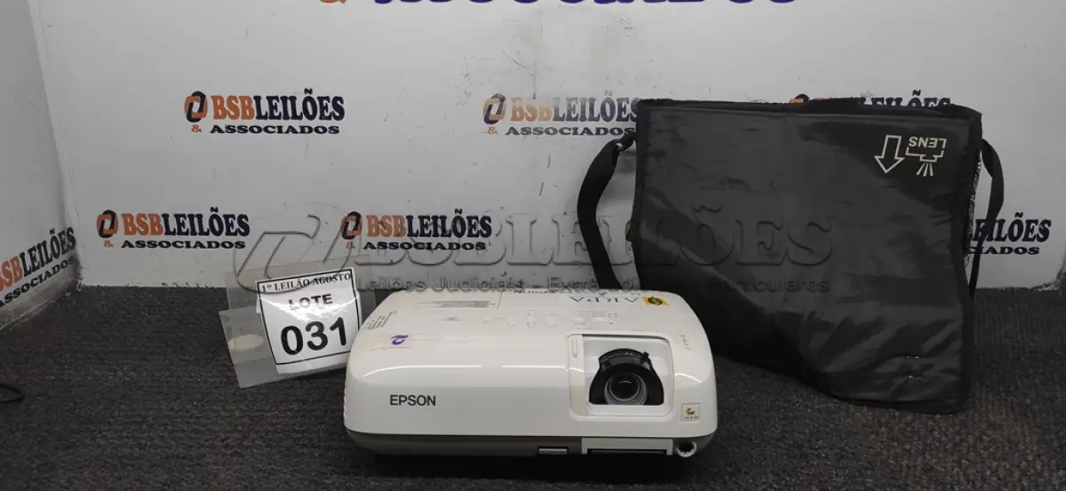 LOTE 031 - 01 PROJETOR COM CASE MARCA EPSON. (NO ESTADO) ATENÇÃO! FAZER A VISITAÇÃO ANTES DE ARREMATAR, NÃO SABEMOS SE FUNCIONA. LEILÃO NÃO TEM GARANTIA E NEM DEVOLUÇÃO, SUJEITO A POSSÍVEIS AVARIAS VISÍVEIS/OCULTAS E/OU AUSÊNCIA DE COMPONENTES.