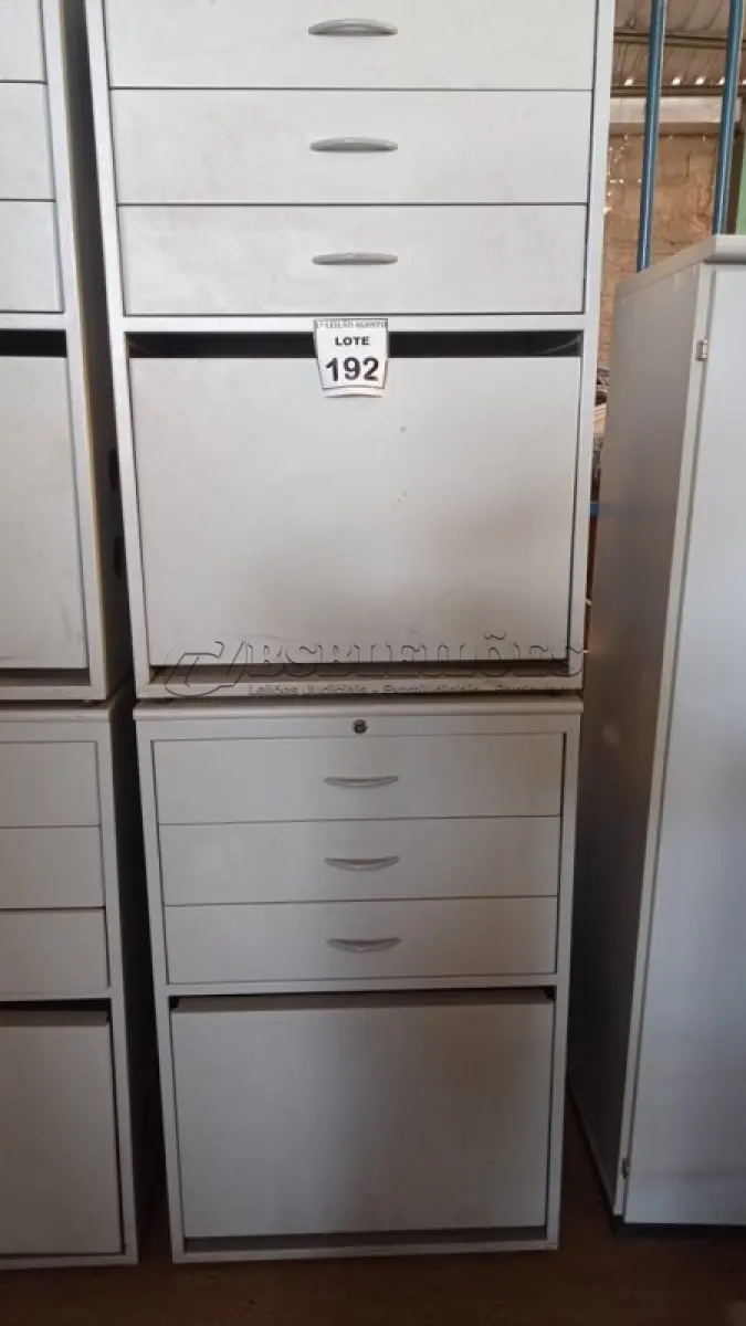 LOTE 192 - 02 ARMÁRIOS BAIXO COM 03 GAVETAS. (NO ESTADO) ATENÇÃO! FAZER A VISITAÇÃO ANTES DE ARREMATAR, NÃO SABEMOS SE FUNCIONA. LEILÃO NÃO TEM GARANTIA E NEM DEVOLUÇÃO, SUJEITO A POSSÍVEIS AVARIAS VISÍVEIS/OCULTAS E/OU AUSÊNCIA DE COMPONENTES.