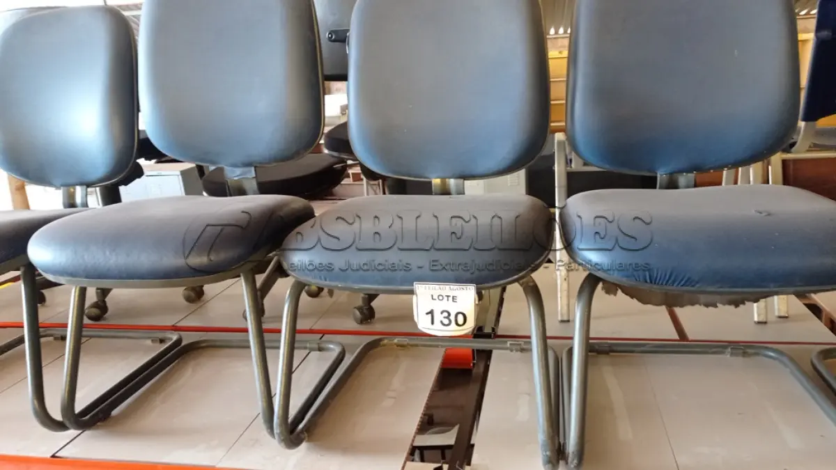 LOTE 130 - 05 CADEIRAS DE ESCRITÓRIO COM PÉS FIXOS. (NO ESTADO) ATENÇÃO! FAZER A VISITAÇÃO ANTES DE ARREMATAR, NÃO SABEMOS SE FUNCIONA. LEILÃO NÃO TEM GARANTIA E NEM DEVOLUÇÃO, SUJEITO A POSSÍVEIS AVARIAS VISÍVEIS/OCULTAS E/OU AUSÊNCIA DE COMPONENTES.
