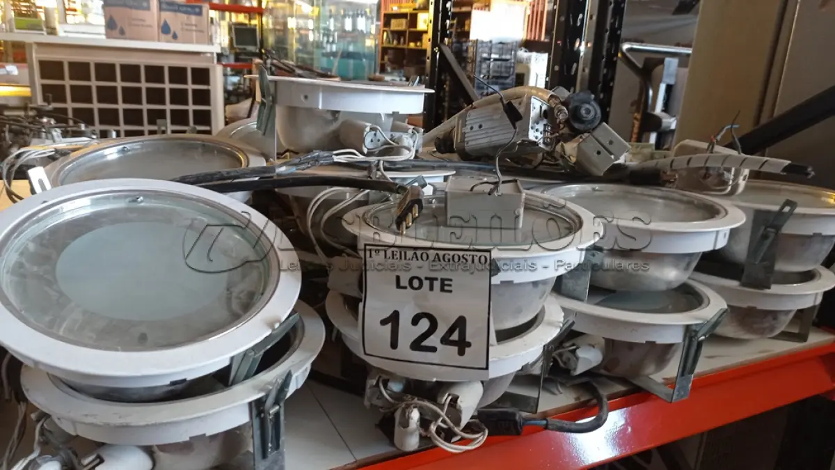 LOTE 124 - 01 LOTE COM VÁRIAS LUMINÁRIAS, 02 CÂMERAS E 01 SENSOR DE MOVIMENTO. (NO ESTADO) ATENÇÃO! FAZER A VISITAÇÃO ANTES DE ARREMATAR, NÃO SABEMOS SE FUNCIONA. LEILÃO NÃO TEM GARANTIA E NEM DEVOLUÇÃO, SUJEITO A POSSÍVEIS AVARIAS VISÍVEIS/OCULTAS E/OU AUSÊNCIA DE COMPONENTES.