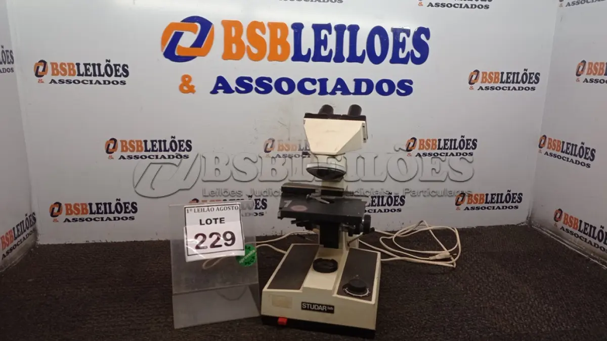 LOTE 229 - 01 MICROSCÓPIO. (NO ESTADO) ATENÇÃO! FAZER A VISITAÇÃO ANTES DE ARREMATAR, NÃO SABEMOS SE FUNCIONA. LEILÃO NÃO TEM GARANTIA E NEM DEVOLUÇÃO, SUJEITO A POSSÍVEIS AVARIAS VISÍVEIS/OCULTAS E/OU AUSÊNCIA DE COMPONENTES.