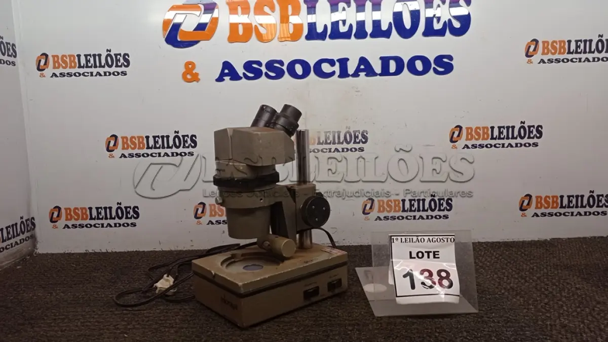 LOTE 138 - 01 MICROSCÓPIO. (NO ESTADO) ATENÇÃO! FAZER A VISITAÇÃO ANTES DE ARREMATAR, NÃO SABEMOS SE FUNCIONA. LEILÃO NÃO TEM GARANTIA E NEM DEVOLUÇÃO, SUJEITO A POSSÍVEIS AVARIAS VISÍVEIS/OCULTAS E/OU AUSÊNCIA DE COMPONENTES.