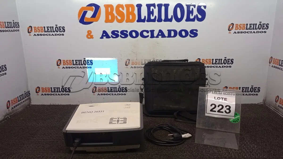 LOTE 223 - 01 PROJETOR COM CASE E CABOS MARCA BENQ. (NO ESTADO) ATENÇÃO! FAZER A VISITAÇÃO ANTES DE ARREMATAR, NÃO SABEMOS SE FUNCIONA. LEILÃO NÃO TEM GARANTIA E NEM DEVOLUÇÃO, SUJEITO A POSSÍVEIS AVARIAS VISÍVEIS/OCULTAS E/OU AUSÊNCIA DE COMPONENTES.