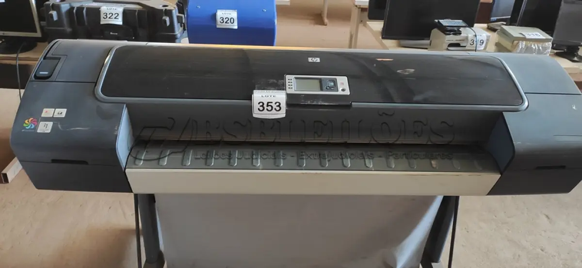 LOTE 353 - 01 PLOTTER DESIGNJET Z3200PS PHOTO MARCA HP. (NO ESTADO) ATENÇÃO! FAZER A VISITAÇÃO ANTES DE ARREMATAR, NÃO SABEMOS SE FUNCIONA, LEILÃO NÃO TEM GARANTIA E NEM DEVOLUÇÃO, SUJEITO A POSSÍVEIS AVARIAS VISÍVEIS/OCULTAS E/OU AUSÊNCIA DE COMPONENTES.