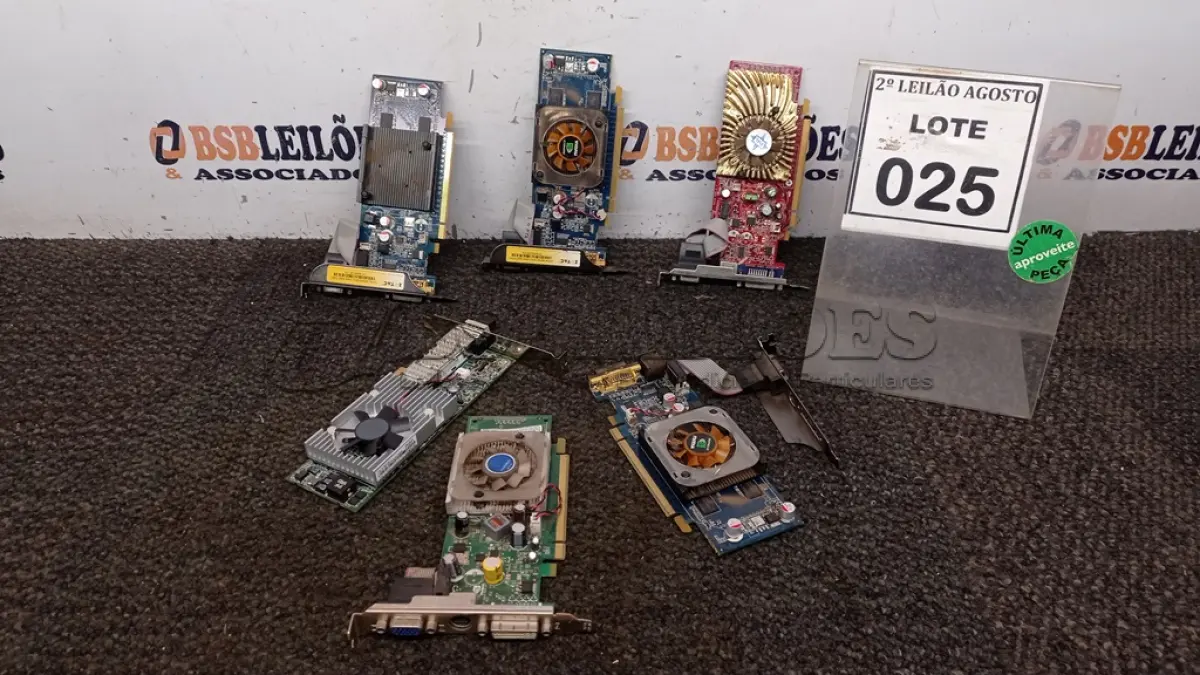 LOTE 025 - 12 PLACAS DE VÍDEO E 01 PLACA USB. (NO ESTADO) ATENÇÃO! FAZER A VISITAÇÃO ANTES DE ARREMATAR, NÃO SABEMOS SE FUNCIONA, LEILÃO NÃO TEM GARANTIA E NEM DEVOLUÇÃO, SUJEITO A POSSÍVEIS AVARIAS VISÍVEIS/OCULTAS E/OU AUSÊNCIA DE COMPONENTES.