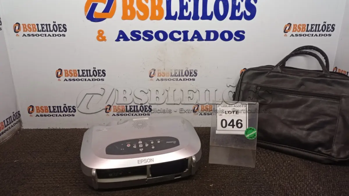 LOTE 046 - 01 PROJETOR MULTIMÍDIA MARCA EPSON COM BOLSA. (NO ESTADO) ATENÇÃO! FAZER A VISITAÇÃO ANTES DE ARREMATAR, NÃO SABEMOS SE FUNCIONA, LEILÃO NÃO TEM GARANTIA E NEM DEVOLUÇÃO, SUJEITO A POSSÍVEIS AVARIAS VISÍVEIS/OCULTAS E/OU AUSÊNCIA DE COMPONENTES.