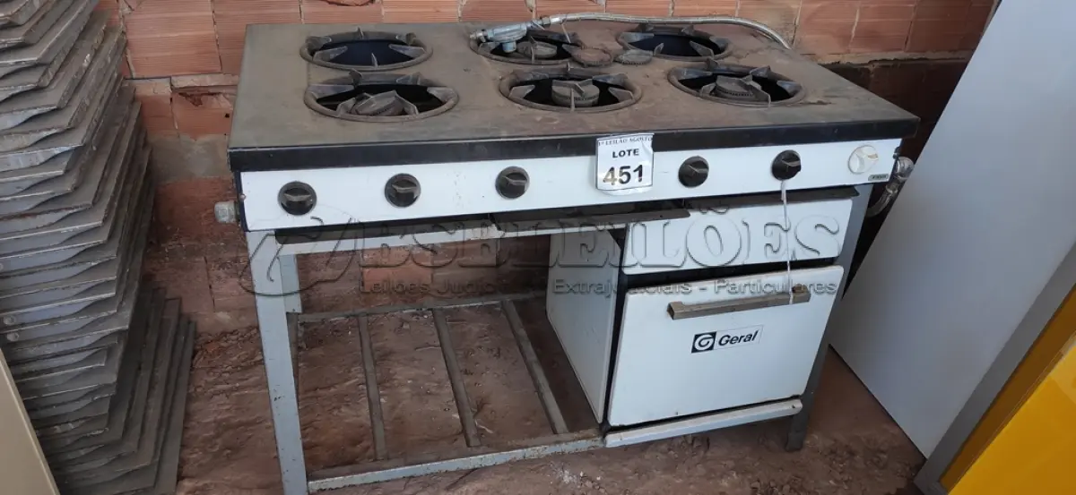 LOTE 451 - 01 FOGÃO INDUSTRIAL COM 06 BOCAS. (NO ESTADO) ATENÇÃO! FAZER A VISITAÇÃO ANTES DE ARREMATAR, NÃO SABEMOS SE FUNCIONA. LEILÃO NÃO TEM GARANTIA E NEM DEVOLUÇÃO, SUJEITO A POSSÍVEIS AVARIAS VISÍVEIS/OCULTAS E/OU AUSÊNCIA DE COMPONENTES.