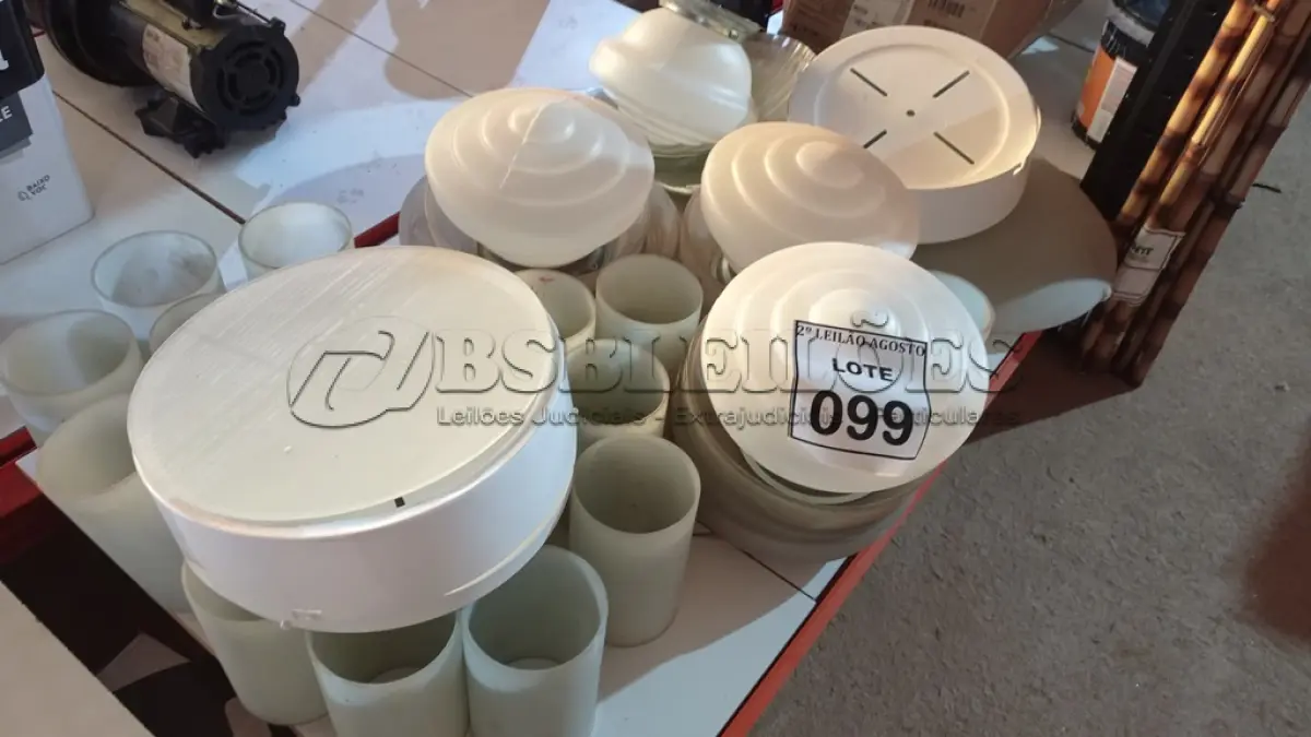 LOTE 099 - 01 LOTE COM VÁRIAS CÚPULAS DE VIDRO E PLÁSTICO. (NO ESTADO) ATENÇÃO! FAZER A VISITAÇÃO ANTES DE ARREMATAR, NÃO SABEMOS SE FUNCIONA. LEILÃO NÃO TEM GARANTIA E NEM DEVOLUÇÃO, SUJEITO A POSSÍVEIS AVARIAS VISÍVEIS/OCULTAS E/OU AUSÊNCIA DE COMPONENTES.