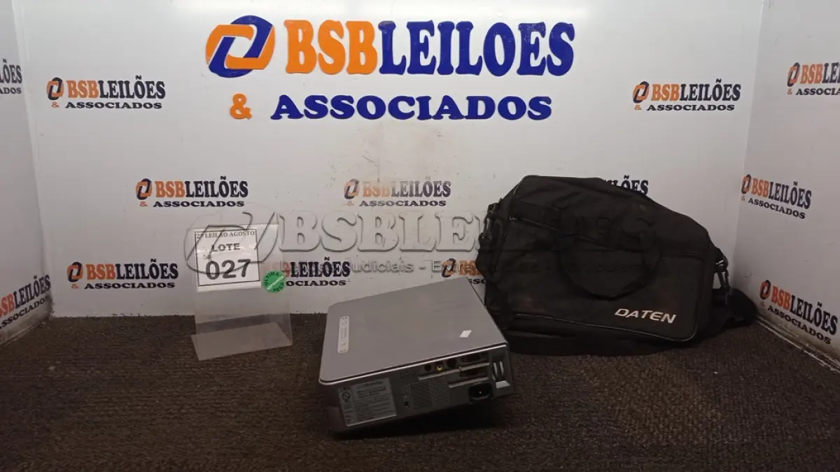 LOTE 027 - 01 PROJETOR MARCA SONY E BOLSA. (NO ESTADO) ATENÇÃO! FAZER A VISITAÇÃO ANTES DE ARREMATAR, NÃO SABEMOS SE FUNCIONA, LEILÃO NÃO TEM GARANTIA E NEM DEVOLUÇÃO, SUJEITO A POSSÍVEIS AVARIAS VISÍVEIS/OCULTAS E/OU AUSÊNCIA DE COMPONENTES.