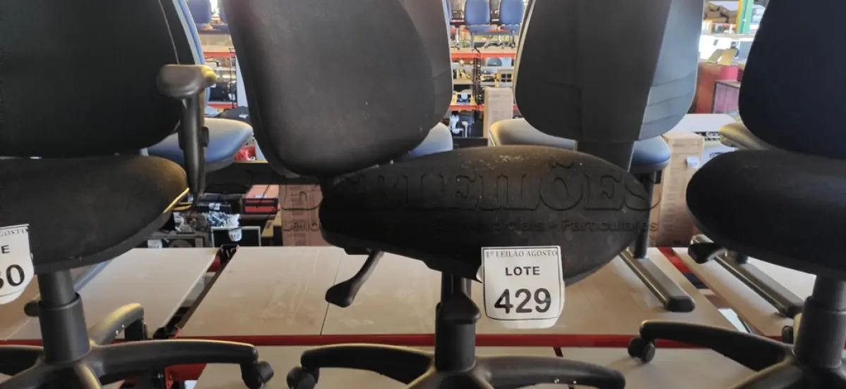 LOTE 429 - 01 CADEIRA DE ESCRITÓRIO COM RODINHAS. (NO ESTADO) ATENÇÃO! FAZER A VISITAÇÃO ANTES DE ARREMATAR, NÃO SABEMOS SE FUNCIONA. LEILÃO NÃO TEM GARANTIA E NEM DEVOLUÇÃO, SUJEITO A POSSÍVEIS AVARIAS VISÍVEIS/OCULTAS E/OU AUSÊNCIA DE COMPONENTES.