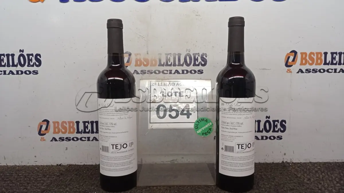 LOTE 054 - 02 GARRAFAS DE VINHO TINTO VALA REAL PORTUGUÊS SAFRA 2019 750ML. (NO ESTADO) ATENÇÃO! FAZER A VISITAÇÃO ANTES DE ARREMATAR, NÃO SABEMOS SE FUNCIONA, LEILÃO NÃO TEM GARANTIA E NEM DEVOLUÇÃO, SUJEITO A POSSÍVEIS AVARIAS VISÍVEIS/OCULTAS E/OU AUSÊNCIA DE COMPONENTES.