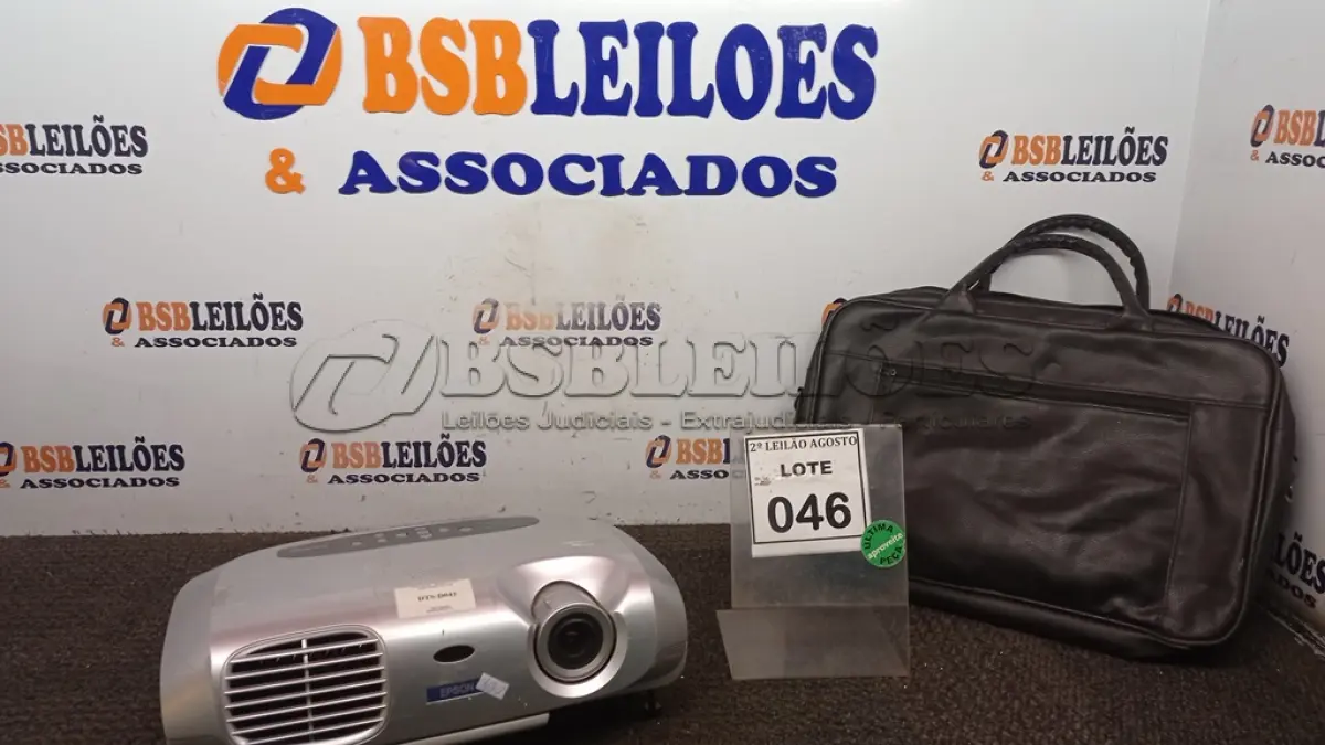 LOTE 046 - 01 PROJETOR MULTIMÍDIA MARCA EPSON COM BOLSA. (NO ESTADO) ATENÇÃO! FAZER A VISITAÇÃO ANTES DE ARREMATAR, NÃO SABEMOS SE FUNCIONA, LEILÃO NÃO TEM GARANTIA E NEM DEVOLUÇÃO, SUJEITO A POSSÍVEIS AVARIAS VISÍVEIS/OCULTAS E/OU AUSÊNCIA DE COMPONENTES.