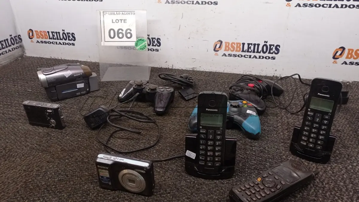 LOTE 066 - 03 JOYSTICKS, 03 APARELHOS DE TELEFONE, 02 CÂMERAS E 01 FILMADORA. (NO ESTADO) ATENÇÃO! FAZER A VISITAÇÃO ANTES DE ARREMATAR, NÃO SABEMOS SE FUNCIONA, LEILÃO NÃO TEM GARANTIA E NEM DEVOLUÇÃO, SUJEITO A POSSÍVEIS AVARIAS VISÍVEIS/OCULTAS E/OU AUSÊNCIA DE COMPONENTES.
