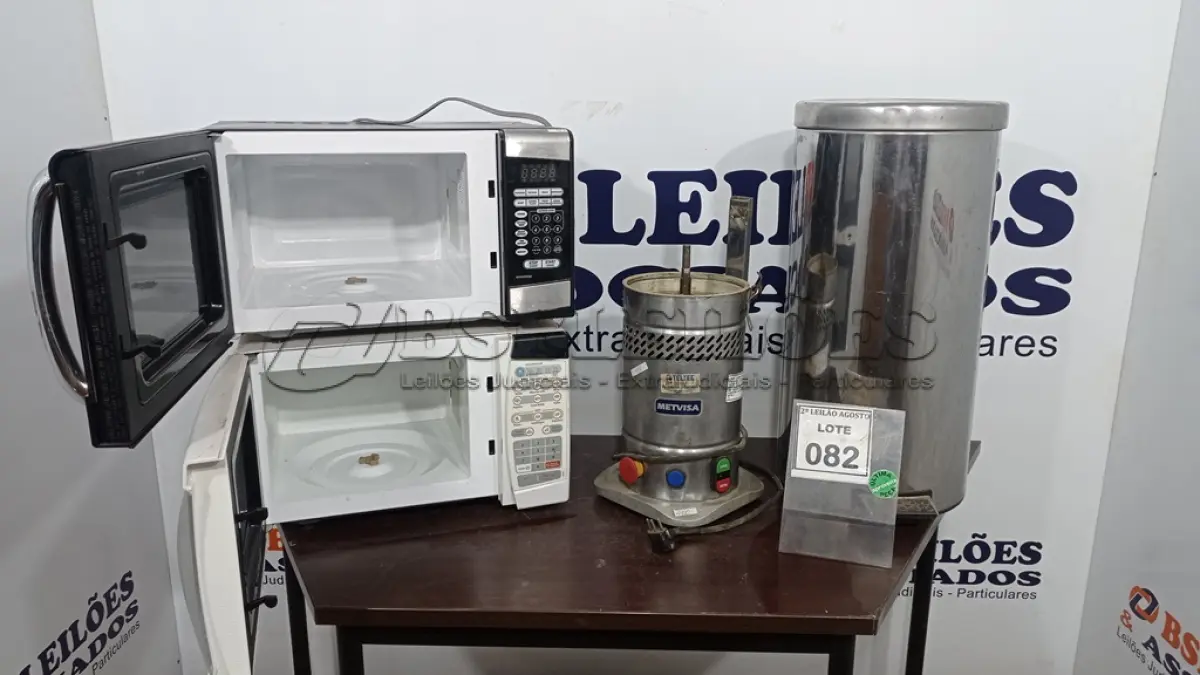 LOTE 082 - 02 MICRO-ONDAS SEM PRATO, 01 LIXEIRA EM INOX E 01 PROCESSADOR DE ALIMENTOS MARCA METVISA. (NO ESTADO) ATENÇÃO! FAZER A VISITAÇÃO ANTES DE ARREMATAR, NÃO SABEMOS SE FUNCIONA. LEILÃO NÃO TEM GARANTIA E NEM DEVOLUÇÃO, SUJEITO A POSSÍVEIS AVARIAS VISÍVEIS/OCULTAS E/OU AUSÊNCIA DE COMPONENTES.
