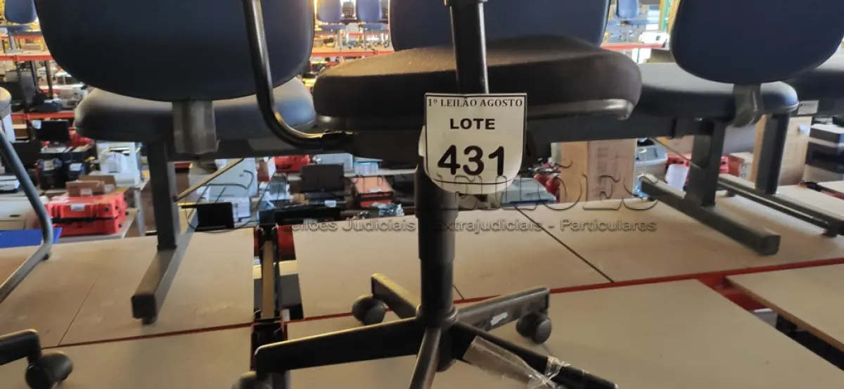 LOTE 431 - 01 CADEIRA DE ESCRITÓRIO COM RODINHAS. (NO ESTADO) ATENÇÃO! FAZER A VISITAÇÃO ANTES DE ARREMATAR, NÃO SABEMOS SE FUNCIONA. LEILÃO NÃO TEM GARANTIA E NEM DEVOLUÇÃO, SUJEITO A POSSÍVEIS AVARIAS VISÍVEIS/OCULTAS E/OU AUSÊNCIA DE COMPONENTES.