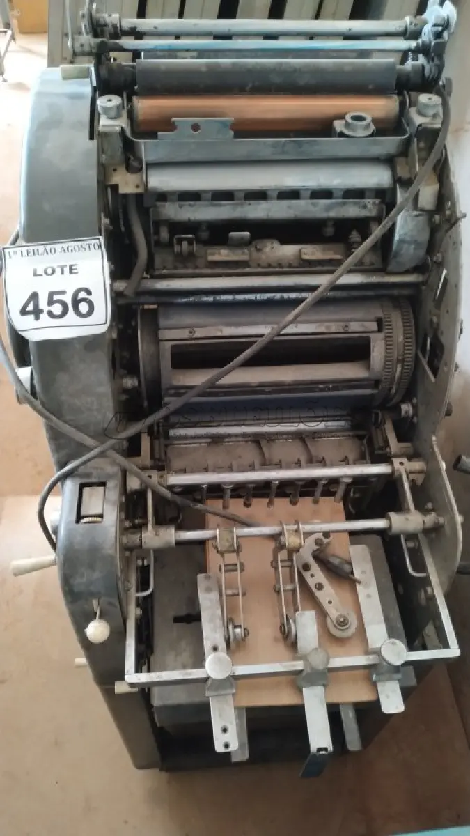 LOTE 456 - 01 MÁQUINA IMPRESSORA OFFSET. (NO ESTADO) ATENÇÃO! FAZER A VISITAÇÃO ANTES DE ARREMATAR, NÃO SABEMOS SE FUNCIONA, LEILÃO NÃO TEM GARANTIA E NEM DEVOLUÇÃO, SUJEITO A POSSÍVEIS AVARIAS VISÍVEIS/OCULTAS E/OU AUSÊNCIA DE COMPONENTES.