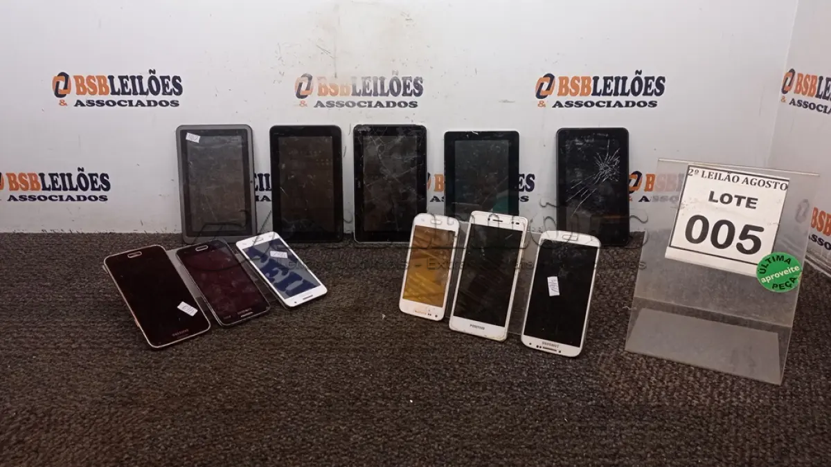 LOTE 005 - 04 TABLETS E 05 CELULARES DE MARCAS E MODELOS DIVERSOS PARA RETIRADA DE PEÇAS. (NO ESTADO) ATENÇÃO! FAZER A VISITAÇÃO ANTES DE ARREMATAR, NÃO SABEMOS SE FUNCIONA, LEILÃO NÃO TEM GARANTIA E NEM DEVOLUÇÃO, SUJEITO A POSSÍVEIS AVARIAS VISÍVEIS/OCULTAS E/OU AUSÊNCIA DE COMPONENTES.