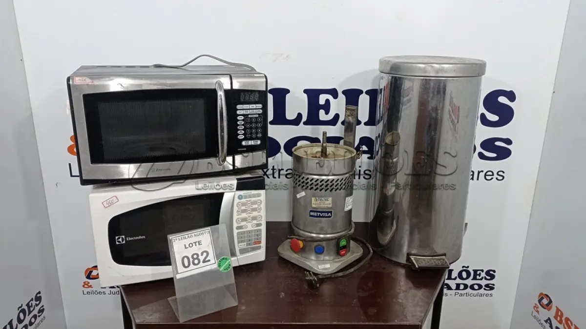 LOTE 082 - 02 MICRO-ONDAS SEM PRATO, 01 LIXEIRA EM INOX E 01 PROCESSADOR DE ALIMENTOS MARCA METVISA. (NO ESTADO) ATENÇÃO! FAZER A VISITAÇÃO ANTES DE ARREMATAR, NÃO SABEMOS SE FUNCIONA. LEILÃO NÃO TEM GARANTIA E NEM DEVOLUÇÃO, SUJEITO A POSSÍVEIS AVARIAS VISÍVEIS/OCULTAS E/OU AUSÊNCIA DE COMPONENTES.