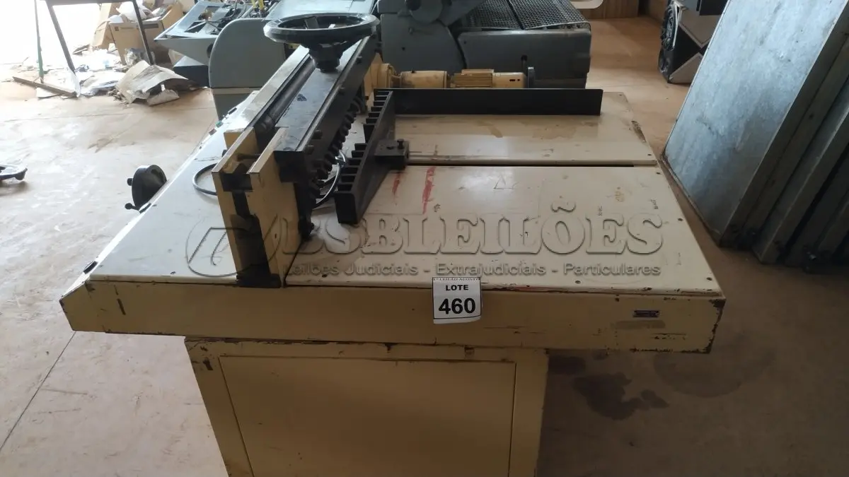 LOTE 460 - 01 GUILHOTINA DE PAPEL INDUSTRIAL MARCA TESSOR GT70. (NO ESTADO) ATENÇÃO! FAZER A VISITAÇÃO ANTES DE ARREMATAR, NÃO SABEMOS SE FUNCIONA, LEILÃO NÃO TEM GARANTIA E NEM DEVOLUÇÃO, SUJEITO A POSSÍVEIS AVARIAS VISÍVEIS/OCULTAS E/OU AUSÊNCIA DE COMPONENTES.