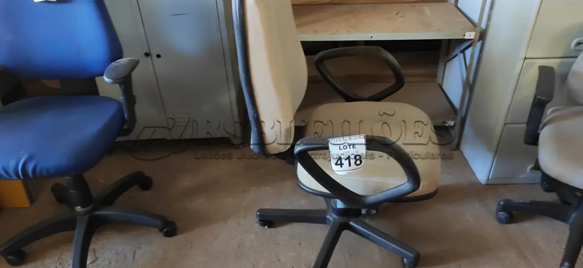 LOTE 418 - 01 CADEIRA DE ESCRITÓRIO COM RODINHAS. (NO ESTADO) ATENÇÃO! FAZER A VISITAÇÃO ANTES DE ARREMATAR, NÃO SABEMOS SE FUNCIONA. LEILÃO NÃO TEM GARANTIA E NEM DEVOLUÇÃO, SUJEITO A POSSÍVEIS AVARIAS VISÍVEIS/OCULTAS E/OU AUSÊNCIA DE COMPONENTES.