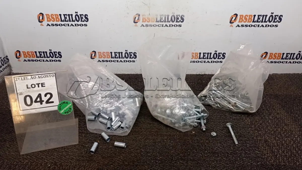 LOTE 042 - 01 LOTE COM GRANDE QUANTIDADE DE PARAFUSOS OLHAL E BUCHAS DE METAL. (NO ESTADO) ATENÇÃO! FAZER A VISITAÇÃO ANTES DE ARREMATAR, NÃO SABEMOS SE FUNCIONA, LEILÃO NÃO TEM GARANTIA E NEM DEVOLUÇÃO, SUJEITO A POSSÍVEIS AVARIAS VISÍVEIS/OCULTAS E/OU AUSÊNCIA DE COMPONENTES.
