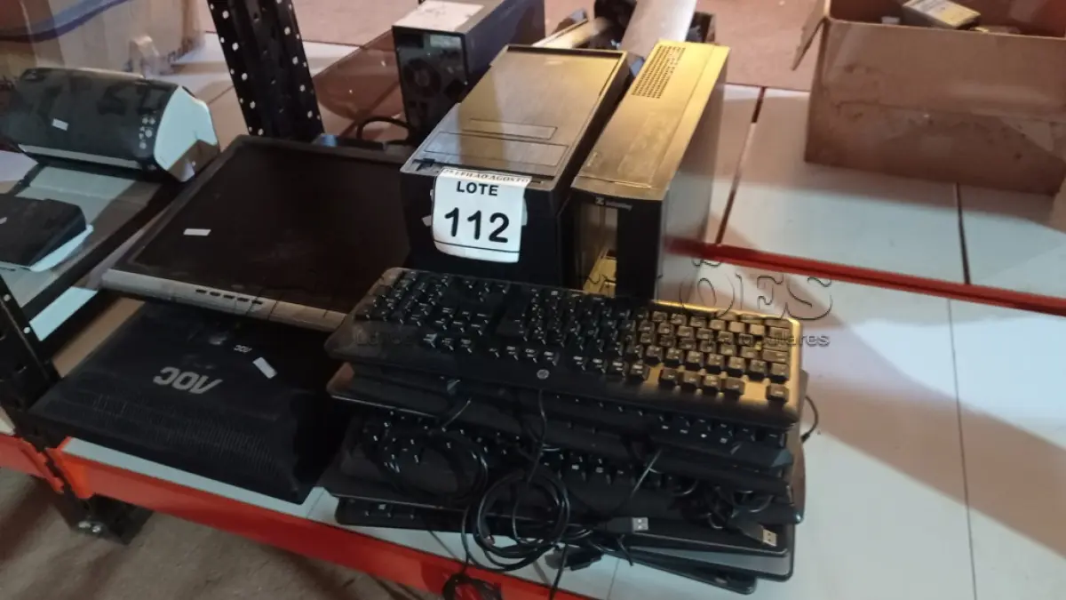 LOTE 112 - 05 MONITORES LCD, 10 TECLADOS DE PC E 02 GABINETES. (NO ESTADO) ATENÇÃO! FAZER A VISITAÇÃO ANTES DE ARREMATAR, NÃO SABEMOS SE FUNCIONA. LEILÃO NÃO TEM GARANTIA E NEM DEVOLUÇÃO, SUJEITO A POSSÍVEIS AVARIAS VISÍVEIS/OCULTAS E/OU AUSÊNCIA DE COMPONENTES.
