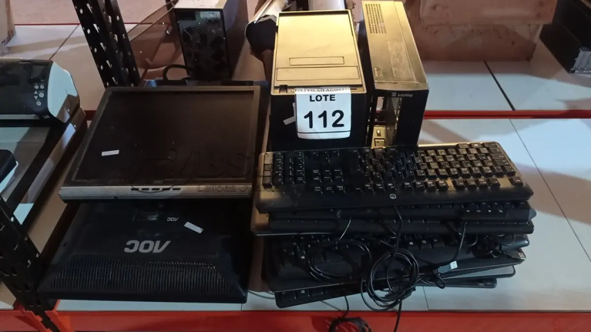 LOTE 112 - 05 MONITORES LCD, 10 TECLADOS DE PC E 02 GABINETES. (NO ESTADO) ATENÇÃO! FAZER A VISITAÇÃO ANTES DE ARREMATAR, NÃO SABEMOS SE FUNCIONA. LEILÃO NÃO TEM GARANTIA E NEM DEVOLUÇÃO, SUJEITO A POSSÍVEIS AVARIAS VISÍVEIS/OCULTAS E/OU AUSÊNCIA DE COMPONENTES.