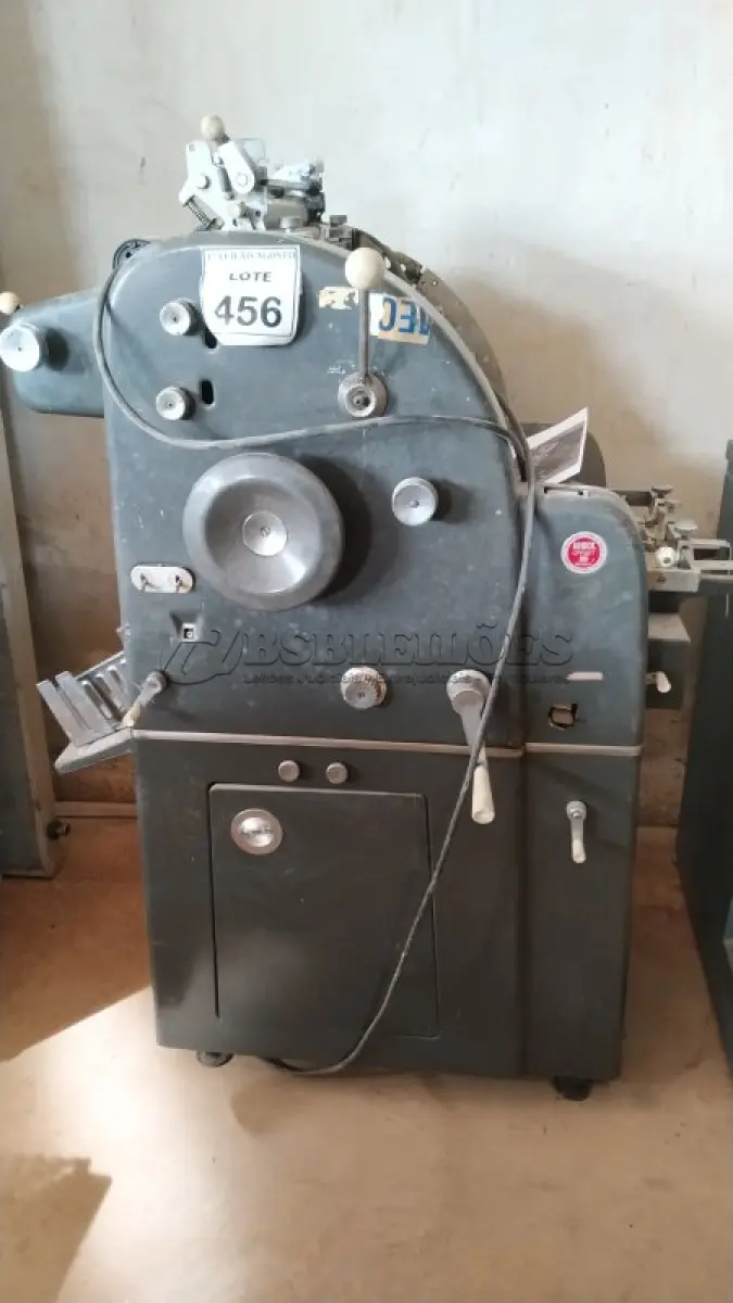 LOTE 456 - 01 MÁQUINA IMPRESSORA OFFSET. (NO ESTADO) ATENÇÃO! FAZER A VISITAÇÃO ANTES DE ARREMATAR, NÃO SABEMOS SE FUNCIONA, LEILÃO NÃO TEM GARANTIA E NEM DEVOLUÇÃO, SUJEITO A POSSÍVEIS AVARIAS VISÍVEIS/OCULTAS E/OU AUSÊNCIA DE COMPONENTES.