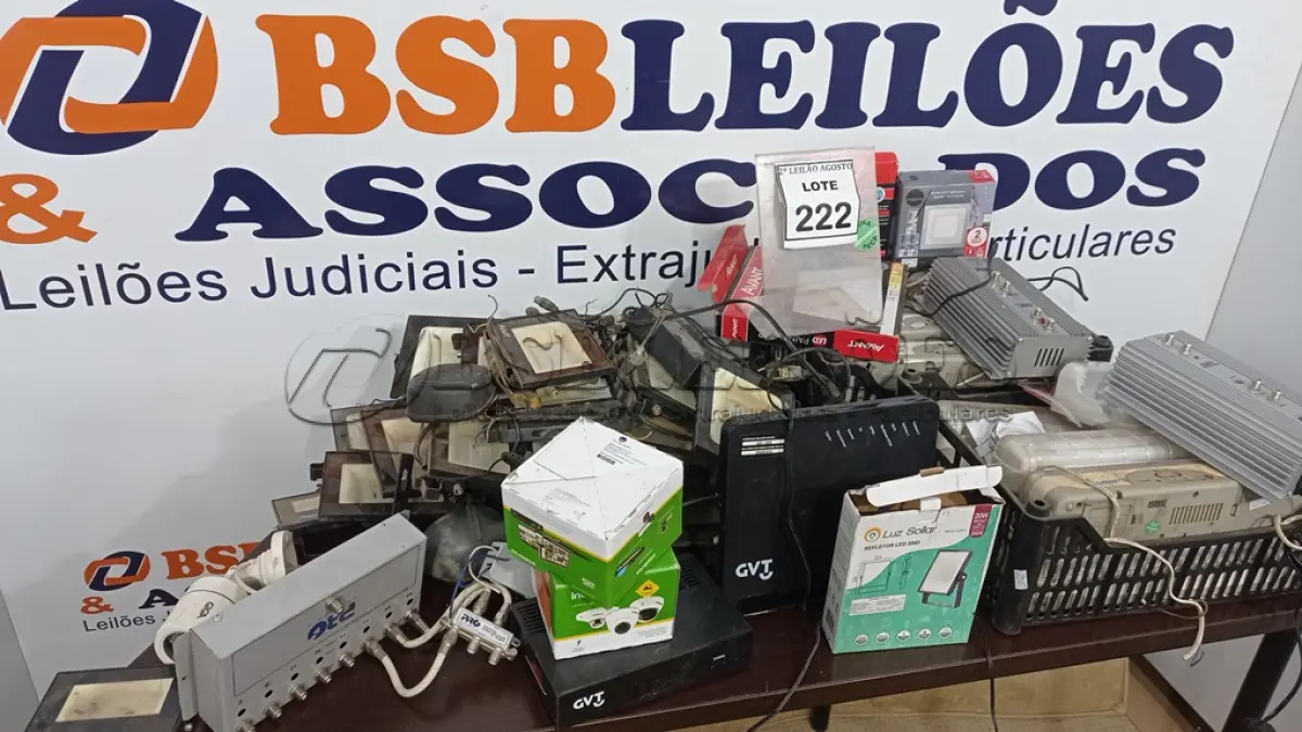 LOTE 222 - 01 LOTE COM VÁRIAS CÂMERAS DE SEGURANÇA, GRANDE QUANTIDADE DE LUMINÁRIAS, LÂMPADAS E ELETRÔNICOS DIVERSOS. (NO ESTADO) ATENÇÃO! FAZER A VISITAÇÃO ANTES DE ARREMATAR, NÃO SABEMOS SE FUNCIONA. LEILÃO NÃO TEM GARANTIA E NEM DEVOLUÇÃO, SUJEITO A POSSÍVEIS AVARIAS VISÍVEIS/OCULTAS E/OU AUSÊNCIA DE COMPONENTES.