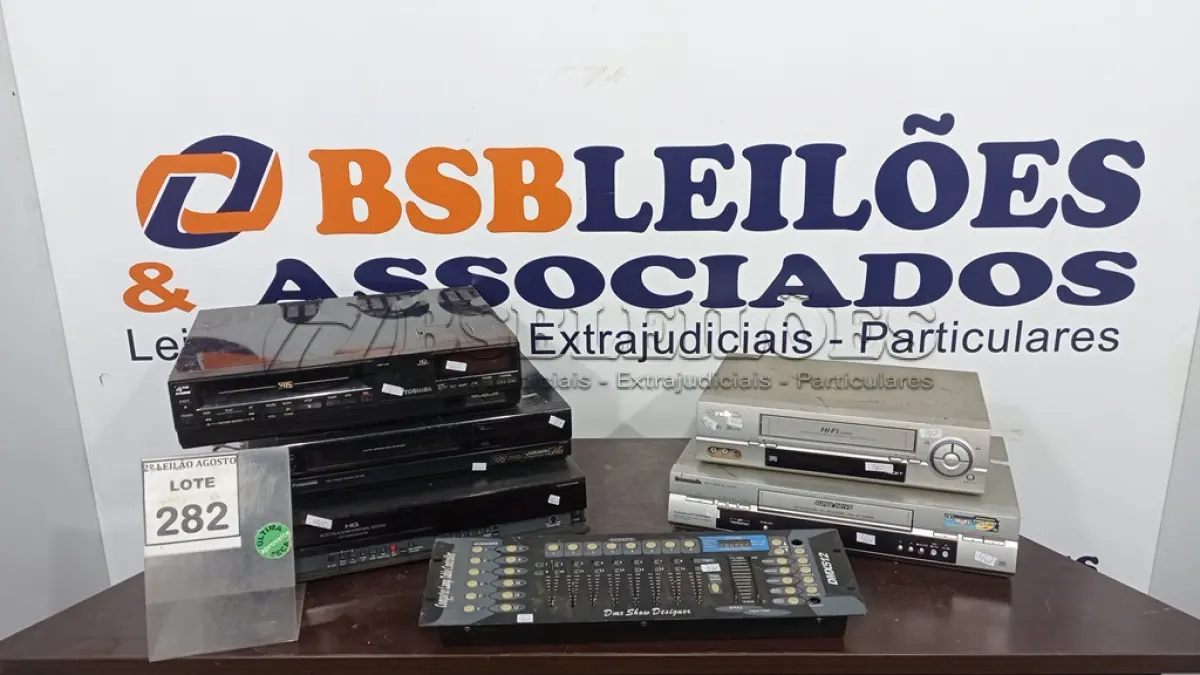 LOTE 282 - 05 APARELHOS DE VÍDEO CASSETE E 01 CONTROLADOR DE ILUMINAÇÃO MODELO DMX 512. (NO ESTADO) ATENÇÃO! FAZER A VISITAÇÃO ANTES DE ARREMATAR, NÃO SABEMOS SE FUNCIONA. LEILÃO NÃO TEM GARANTIA E NEM DEVOLUÇÃO, SUJEITO A POSSÍVEIS AVARIAS VISÍVEIS/OCULTAS E/OU AUSÊNCIA DE COMPONENTES.