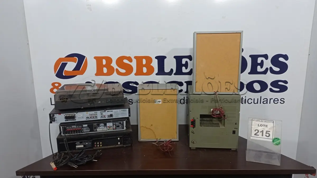 LOTE 215 - 02 APARELHOS DE DVD, 01 APARELHO DE VINIL, 01 VÍDEO CASSETE E APARELHO DE SOM COM 02 CAIXAS. (NO ESTADO) ATENÇÃO! FAZER A VISITAÇÃO ANTES DE ARREMATAR, NÃO SABEMOS SE FUNCIONA. LEILÃO NÃO TEM GARANTIA E NEM DEVOLUÇÃO, SUJEITO A POSSÍVEIS AVARIAS VISÍVEIS/OCULTAS E/OU AUSÊNCIA DE COMPONENTES.