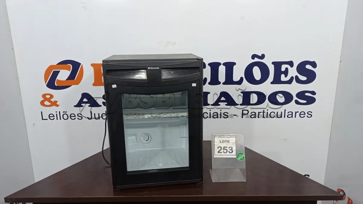 LOTE 253 - 01 ADEGA 40L 220V. (NO ESTADO) ATENÇÃO! FAZER A VISITAÇÃO ANTES DE ARREMATAR, NÃO SABEMOS SE FUNCIONA. LEILÃO NÃO TEM GARANTIA E NEM DEVOLUÇÃO, SUJEITO A POSSÍVEIS AVARIAS VISÍVEIS/OCULTAS E/OU AUSÊNCIA DE COMPONENTES.