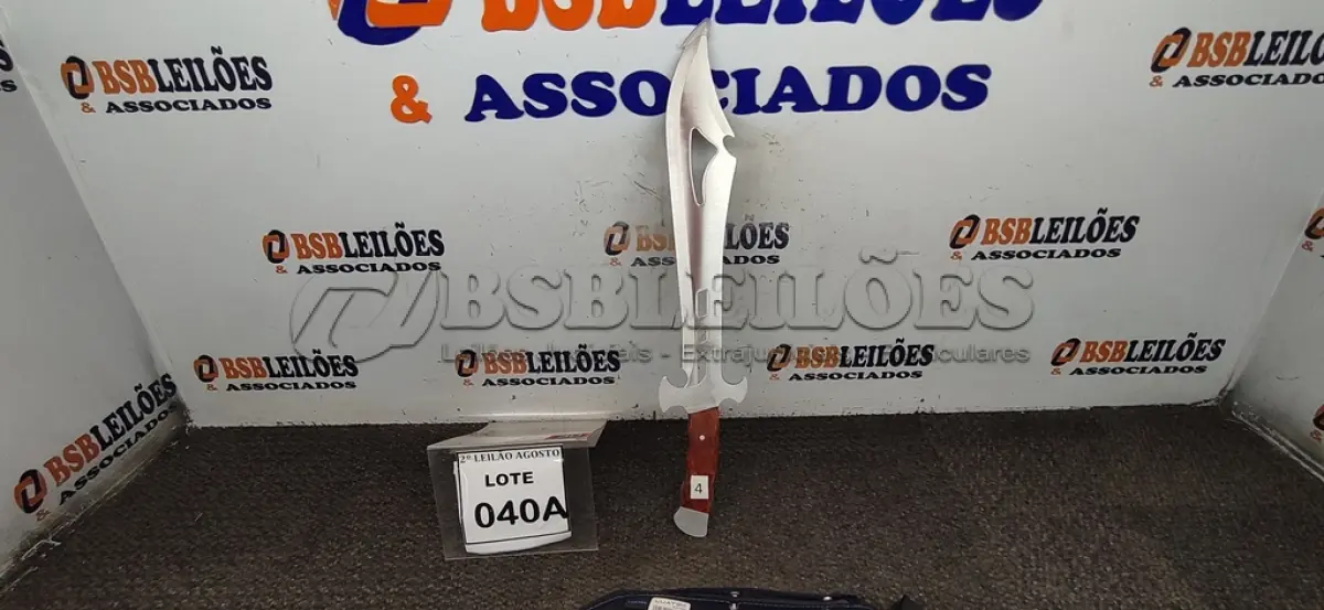LOTE 040 - 01 FACÃO  IMPORTADA AÇO INOXIDÁVEL CABO EM MADEIRA  FULL TANG BAINHA DE NYLON TAMANHO TOTAL 50CM PESO 526G JÁ AFIADA  . (NO ESTADO) ATENÇÃO! FAZER A VISITAÇÃO ANTES DE ARREMATAR, NÃO SABEMOS SE FUNCIONA. LEILÃO NÃO TEM GARANTIA E NEM DEVOLUÇÃO, SUJEITO A POSSÍVEIS AVARIAS VISÍVEIS/OCULTAS E/OU AUSÊNCIA DE COMPONENTES.