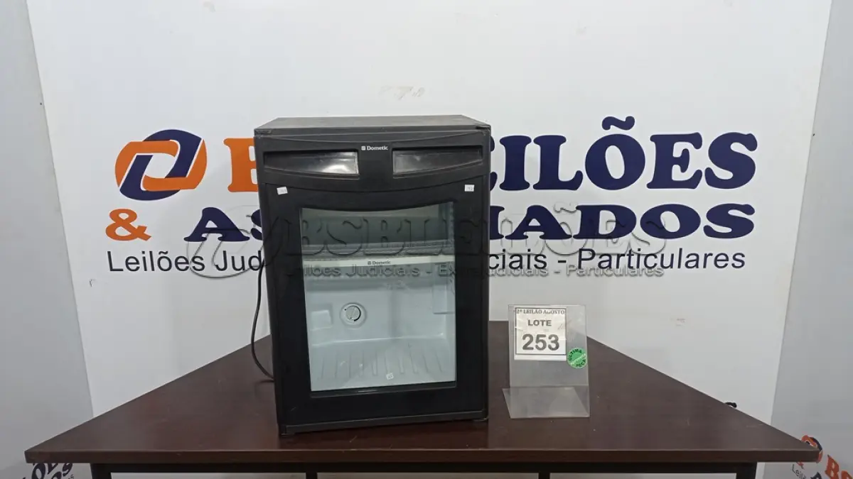 LOTE 253 - 01 ADEGA 40L 220V. (NO ESTADO) ATENÇÃO! FAZER A VISITAÇÃO ANTES DE ARREMATAR, NÃO SABEMOS SE FUNCIONA. LEILÃO NÃO TEM GARANTIA E NEM DEVOLUÇÃO, SUJEITO A POSSÍVEIS AVARIAS VISÍVEIS/OCULTAS E/OU AUSÊNCIA DE COMPONENTES.