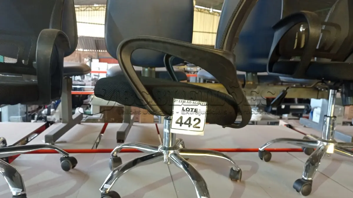 LOTE 442 - 01 CADEIRA DE ESCRITÓRIO COM RODINHAS. (NO ESTADO) ATENÇÃO! FAZER A VISITAÇÃO ANTES DE ARREMATAR, NÃO SABEMOS SE FUNCIONA. LEILÃO NÃO TEM GARANTIA E NEM DEVOLUÇÃO, SUJEITO A POSSÍVEIS AVARIAS VISÍVEIS/OCULTAS E/OU AUSÊNCIA DE COMPONENTES.