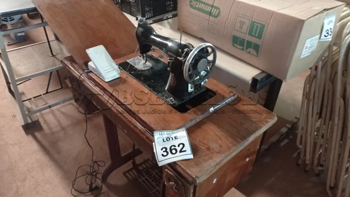 LOTE 362 - 01 MÁQUINA DE COSTURA MARCA SINGER. (NO ESTADO) ATENÇÃO! FAZER A VISITAÇÃO ANTES DE ARREMATAR, NÃO SABEMOS SE FUNCIONA. LEILÃO NÃO TEM GARANTIA E NEM DEVOLUÇÃO, SUJEITO A POSSÍVEIS AVARIAS VISÍVEIS/OCULTAS E/OU AUSÊNCIA DE COMPONENTES.
