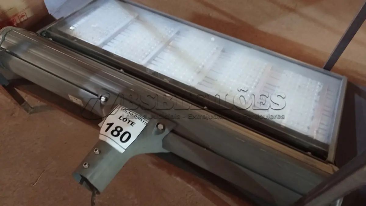 LOTE 180 - 01 REFLETOR LED PARA QUADRA. (NO ESTADO) ATENÇÃO! FAZER A VISITAÇÃO ANTES DE ARREMATAR, NÃO SABEMOS SE FUNCIONA. LEILÃO NÃO TEM GARANTIA E NEM DEVOLUÇÃO, SUJEITO A POSSÍVEIS AVARIAS VISÍVEIS/OCULTAS E/OU AUSÊNCIA DE COMPONENTES.