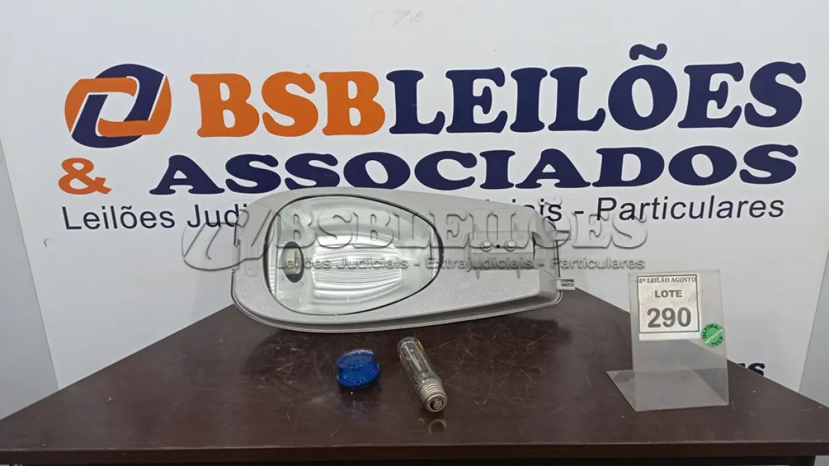 LOTE 290 - 01 LUMINÁRIA DE POSTE. (NO ESTADO) ATENÇÃO! FAZER A VISITAÇÃO ANTES DE ARREMATAR, NÃO SABEMOS SE FUNCIONA. LEILÃO NÃO TEM GARANTIA E NEM DEVOLUÇÃO, SUJEITO A POSSÍVEIS AVARIAS VISÍVEIS/OCULTAS E/OU AUSÊNCIA DE COMPONENTES.