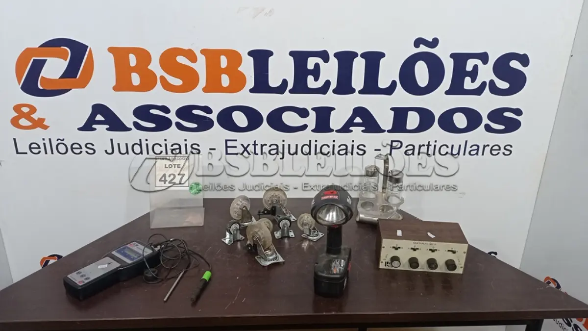 LOTE 427 - 01 LANTERNA COM CARREGADOR, 01 PHMETRO, 01 MULTI-PLAY MP-2, 07 RODINHAS COM BASE E 01 PORTA TEMPERO. (NO ESTADO) ATENÇÃO! FAZER A VISITAÇÃO ANTES DE ARREMATAR, NÃO SABEMOS SE FUNCIONA. LEILÃO NÃO TEM GARANTIA E NEM DEVOLUÇÃO, SUJEITO A POSSÍVEIS AVARIAS VISÍVEIS/OCULTAS E/OU AUSÊNCIA DE COMPONENTES.