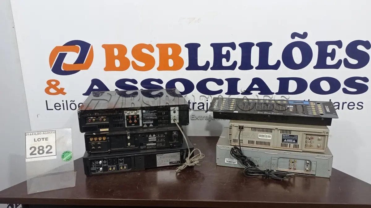 LOTE 282 - 05 APARELHOS DE VÍDEO CASSETE E 01 CONTROLADOR DE ILUMINAÇÃO MODELO DMX 512. (NO ESTADO) ATENÇÃO! FAZER A VISITAÇÃO ANTES DE ARREMATAR, NÃO SABEMOS SE FUNCIONA. LEILÃO NÃO TEM GARANTIA E NEM DEVOLUÇÃO, SUJEITO A POSSÍVEIS AVARIAS VISÍVEIS/OCULTAS E/OU AUSÊNCIA DE COMPONENTES.