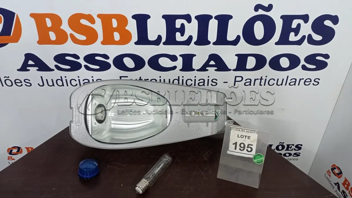 LOTE 195 - 01 LUMINÁRIA DE POSTE. (NO ESTADO) ATENÇÃO! FAZER A VISITAÇÃO ANTES DE ARREMATAR, NÃO SABEMOS SE FUNCIONA. LEILÃO NÃO TEM GARANTIA E NEM DEVOLUÇÃO, SUJEITO A POSSÍVEIS AVARIAS VISÍVEIS/OCULTAS E/OU AUSÊNCIA DE COMPONENTES.